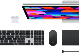 Panoramica dall’alto di accessori per Mac: Studio Display, AirPods, Magic Keyboard, Magic Mouse e Magic Trackpad
