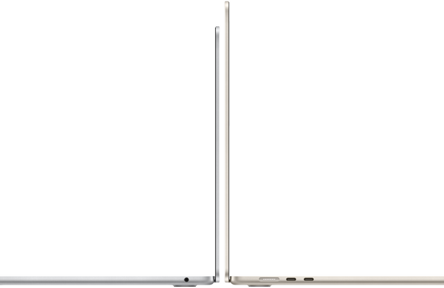 Un MacBook Air da 13 pollici color argento e uno da 15 pollici color galassia visti di lato, aperti e dorso a dorso.