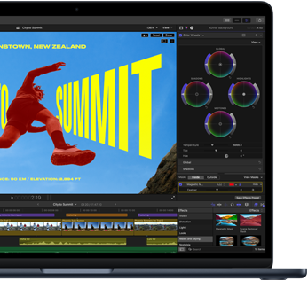 Vista parziale dello schermo di un MacBook Air su cui viene eseguito un montaggio video per dimostrare le capacità del chip M5