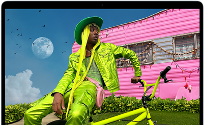 MacBook Air aperto per mostrare il display Liquid Retina