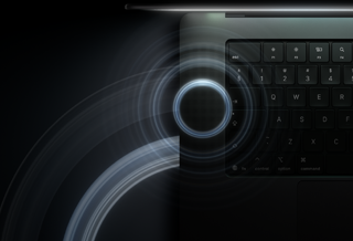 MacBook Pro con display PROLED XDR, nero siderale, aperto, tastiera illuminata dal display, cerchi che rappresentano onde sonore che emanano dalla parte superiore e sinistra del computer