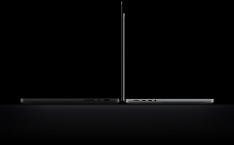MacBook Pro con display PROLED XDR, nero siderale, aperto, tre porte sul lato destro, testo: 1,82 kg; MacBook Pro 14 pollici con display PROLED XDR, color argento, aperto, sul lato sinistro quattro porte, testo: 1,38 kg