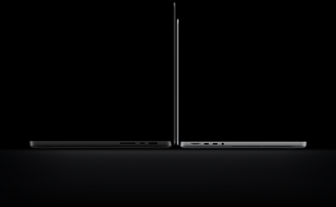 MacBook Pro con display PROLED XDR, nero siderale, aperto, tre porte sul lato destro, testo: 1,82 kg; MacBook Pro 14 pollici con display PROLED XDR, color argento, aperto, sul lato sinistro quattro porte, testo: 1,38 kg