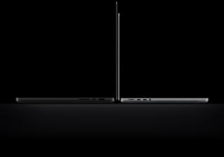 MacBook Pro con display PROLED XDR, nero siderale, aperto, tre porte sul lato destro, testo: 1,82 kg; MacBook Pro 14 pollici con display PROLED XDR, color argento, aperto, sul lato sinistro quattro porte, testo: 1,38 kg
