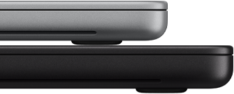 MacBook Pro 14 pollici con display PROLED XDR, color argento, appoggiato sopra un MacBook Pro 16 pollici, nero siderale, per confrontare le dimensioni