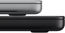 MacBook Pro 14 pollici con display PROLED XDR, color argento, appoggiato sopra un MacBook Pro 16 pollici, nero siderale, per confrontare le dimensioni