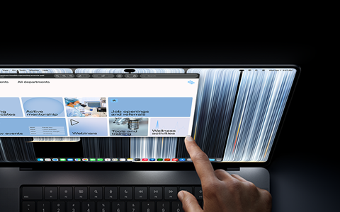 MacBook Pro con display PROLED XDR, nero siderale, una persona ridimensiona una finestra sullo schermo con un dito