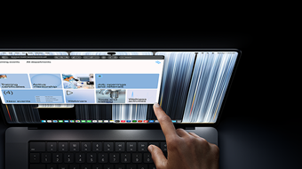 MacBook Pro con display PROLED XDR, nero siderale, una persona ridimensiona una finestra sullo schermo con un dito