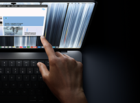 MacBook Pro con display PROLED XDR, nero siderale, una persona ridimensiona una finestra sullo schermo con un dito