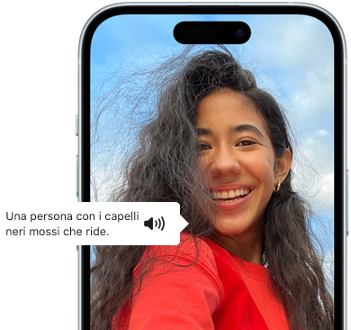 Un iPhone con la funzione VoiceOver che descrive un’immagine, una persona con i capelli neri mossi che ride