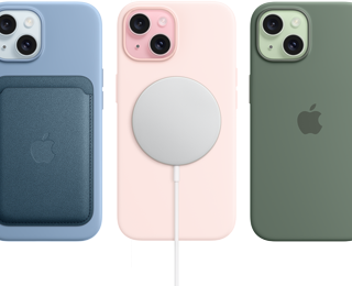 Tre iPhone 15 con diversi accessori: la custodia MagSafe in silicone, il portafoglio MagSafe in tessuto FineWoven, l’alimentatore MagSafe e il MagSafe Battery Pack.