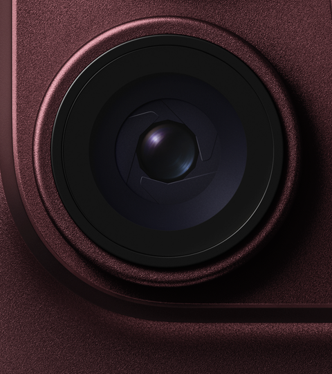 Obiettivo ad apertura variabile della fotocamera principale di un iPhone 18 Pro borgogna