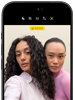 iPhone 18 Pro nero mostrato di fronte, sul display due persone in posa davanti alla fotocamera frontale Center Stage