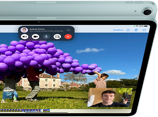 Un iPad Air che mostra la funzione SharePlay in una videochiamata FaceTime effettuata usando la videocamera frontale orizzontale da 12MP con ultra‑grandangolo