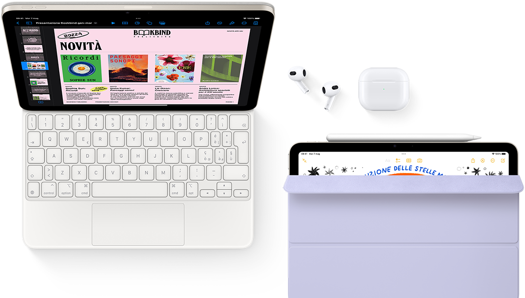 Un iPad Air agganciato a una Magic Keyboard, con accanto un paio di AirPods Pro, una Apple Pencil Pro e una custodia Smart Folio