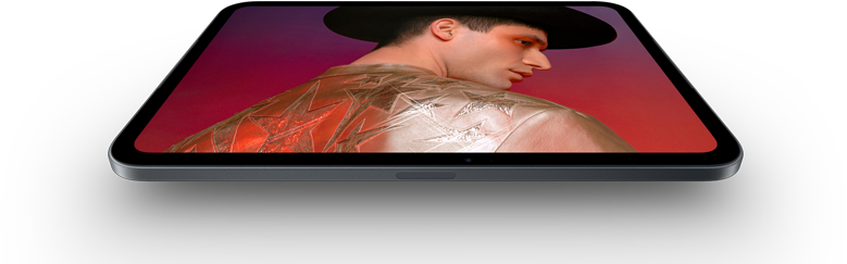 Un iPad mini con display OLED da 8,5 pollici che mostra una persona con cappello e giacca, in neri profondi e brillanti
