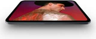Un iPad mini con display OLED da 8,5 pollici che mostra una persona con cappello e giacca, in neri profondi e brillanti