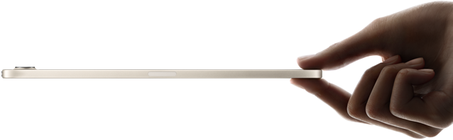 Una mano che tiene un iPad mini mostrato di lato, design sottile e leggerissimo
