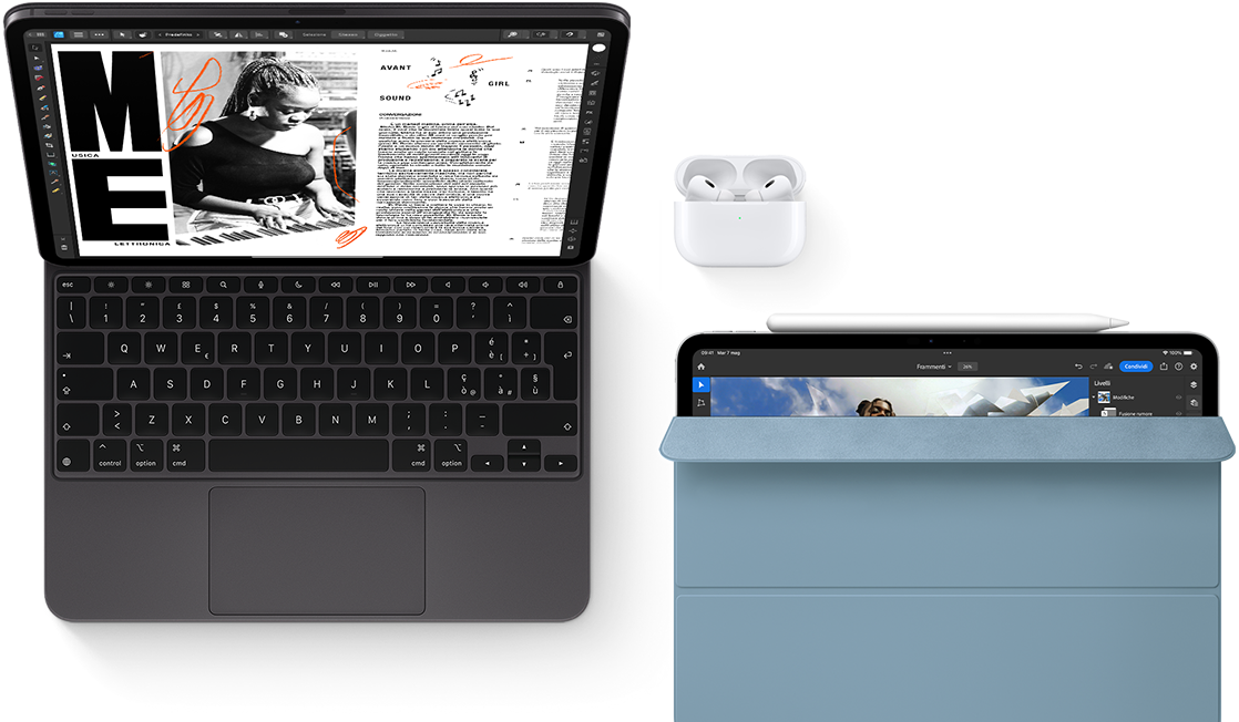 Un iPad Pro con Magic Keyboard agganciata, un paio di AirPods Pro, e un altro iPad con Apple Pencil agganciata e custodia Smart Folio