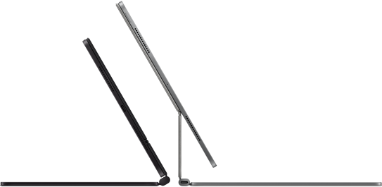 Due Magic Keyboard con iPad Pro agganciati, con il retro dei display uno contro l’altro, nei colori nero siderale e argento