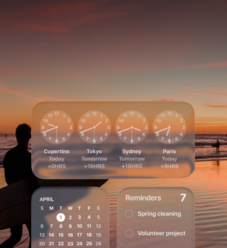 Widget Orologio, Calendario, Promemoria e Meteo in Liquid Glass su una schermata di macOS Tahoe con un surfista che passeggia sulla spiaggia al tramonto