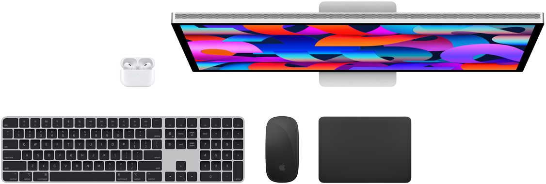 Vista dall’alto degli accessori per Mac: Studio Display, AirPods, Magic Keyboard, Magic Mouse e Magic Trackpad